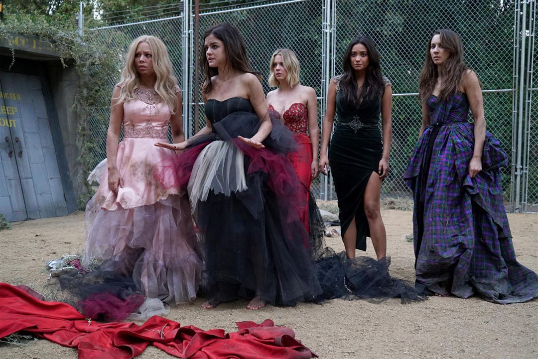 Pretty Little Liars : Bild Troian Bellisario, Lucy Hale, Shay Mitchell, Ashley Benson, Janel Parrish