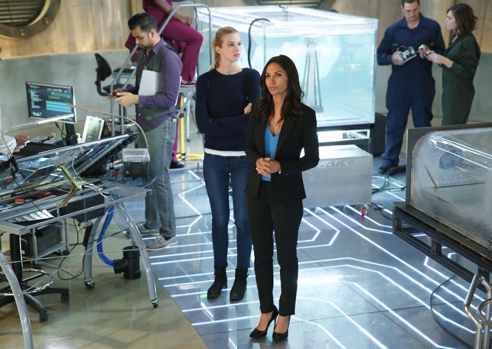 Stitchers : Bild Salli Richardson-Whitfield, Emma Ishta