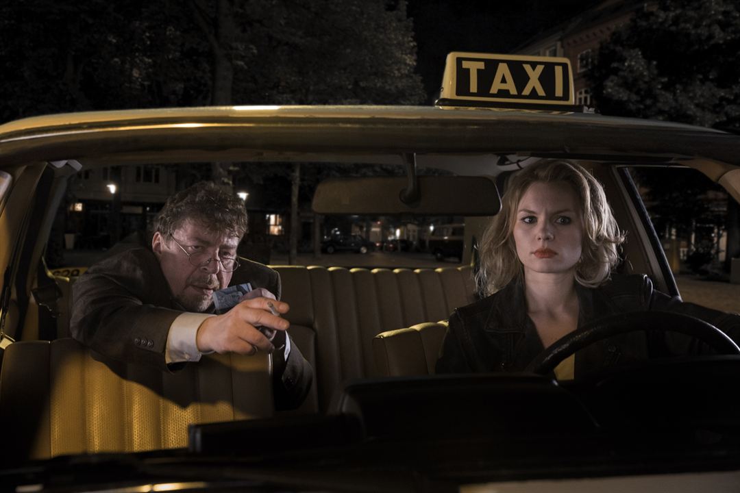 Taxi - nach dem Roman von Karen Duve : Bild Armin Rohde, Rosalie Thomass