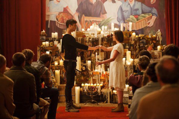 Dominion : Bild Tom Wisdom, Olivia Mace