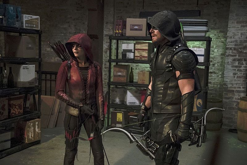 Arrow : Bild Willa Holland, Stephen Amell