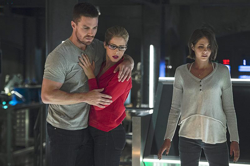 Arrow : Bild Emily Bett Rickards, Willa Holland, Stephen Amell