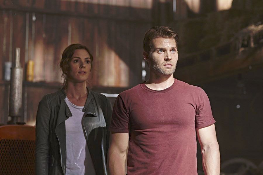 Childhood's End : Bild Daisy Betts, Mike Vogel