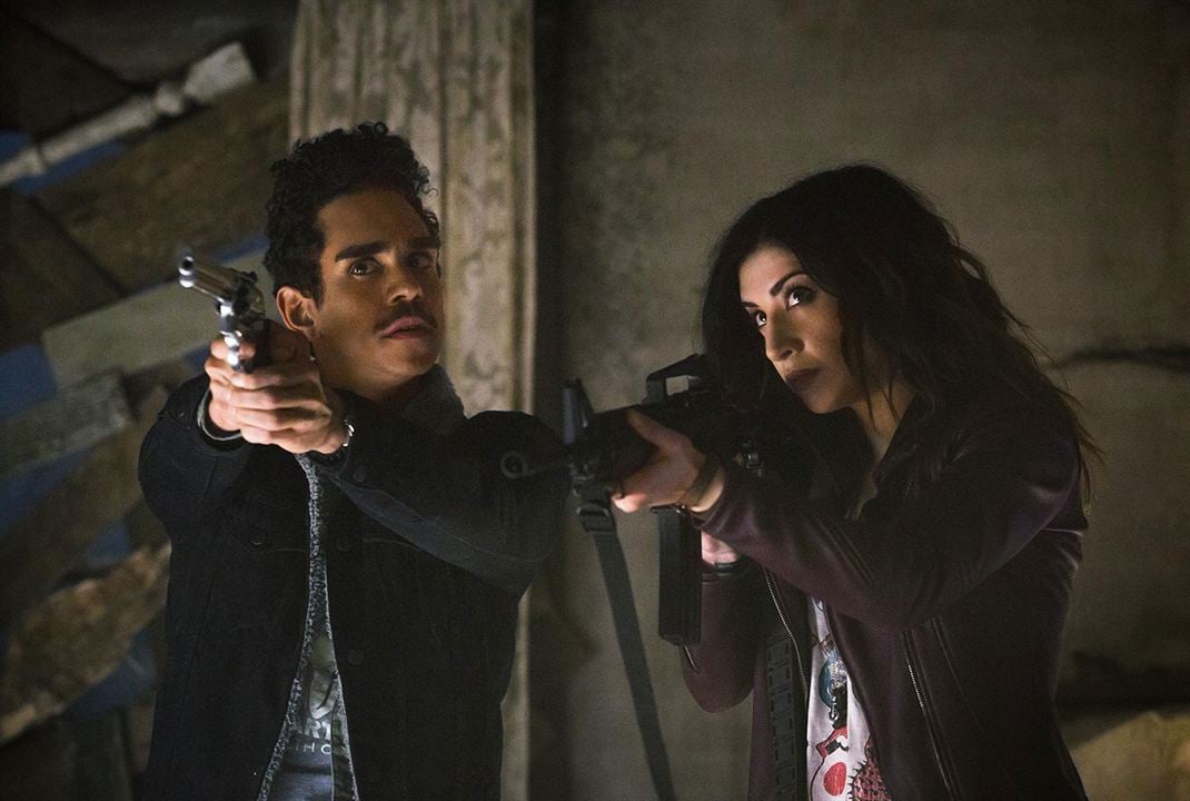 Ash Vs Evil Dead : Bild Dana DeLorenzo, Ray Santiago