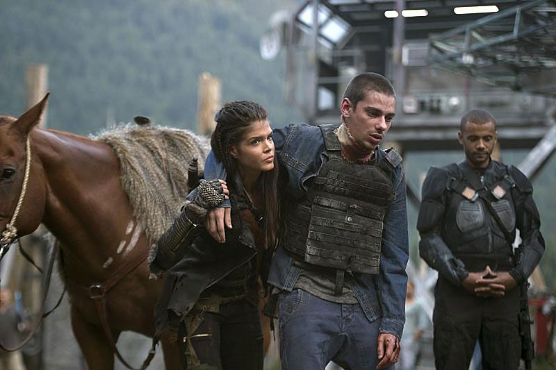 The 100 : Bild Devon Bostick, Marie Avgeropoulos