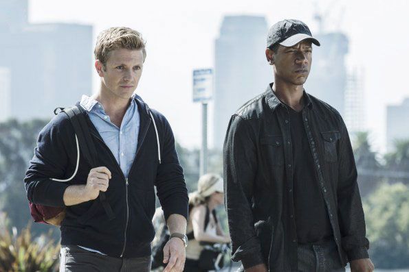 Colony : Bild Charlie Bewley, Tory Kittles