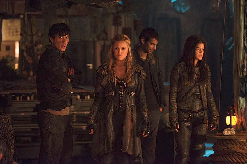 The 100 : Bild Eliza Taylor, Marie Avgeropoulos, Bob Morley