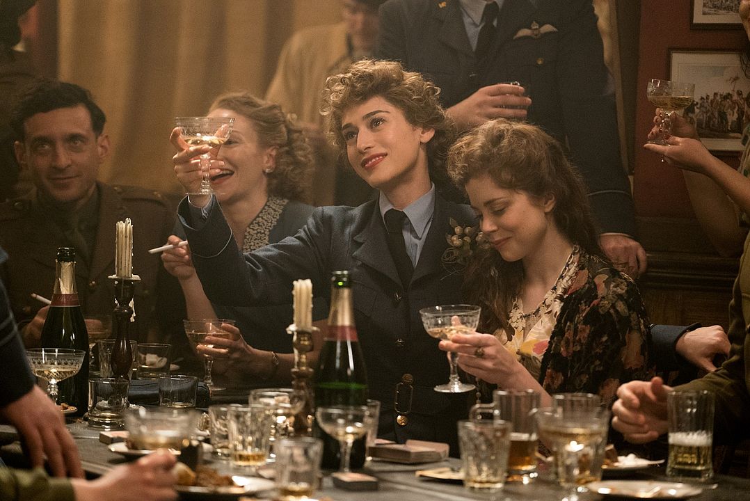 Allied - Vertraute Fremde : Bild Lizzy Caplan, Charlotte Hope