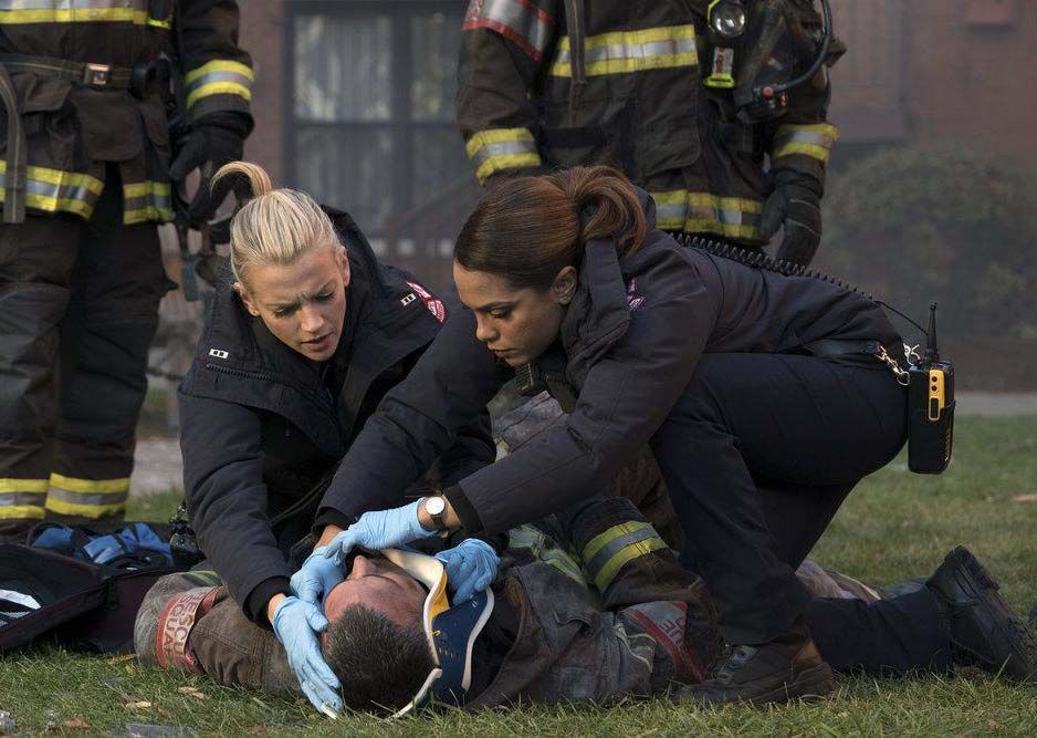 Chicago Fire : Bild Monica Raymund, Kara Killmer