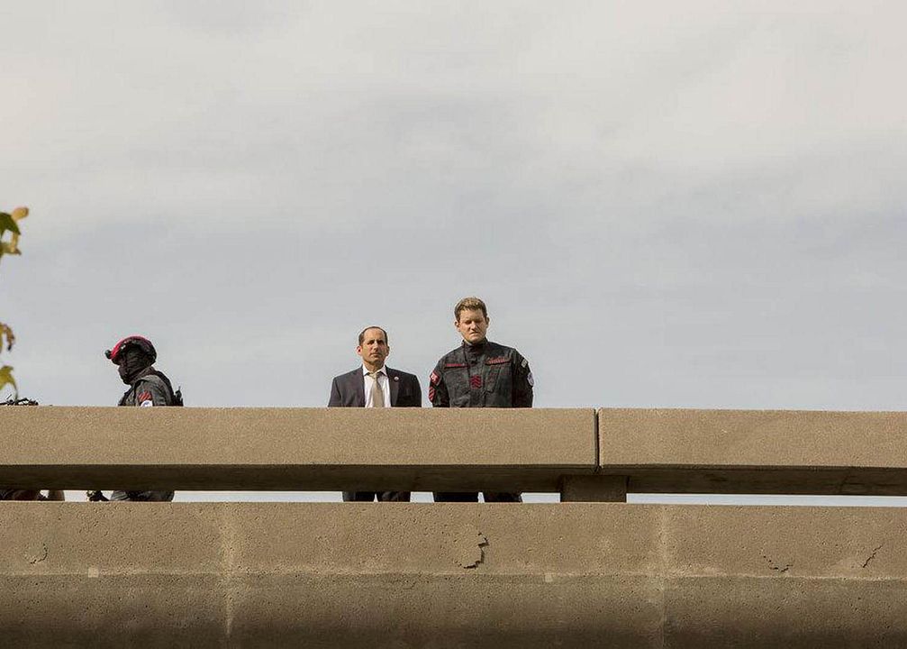 Colony : Bild Peter Jacobson