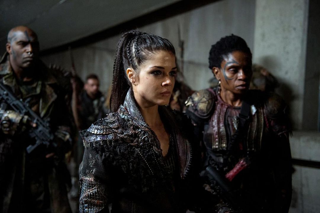 The 100 : Bild Adina Porter, Marie Avgeropoulos