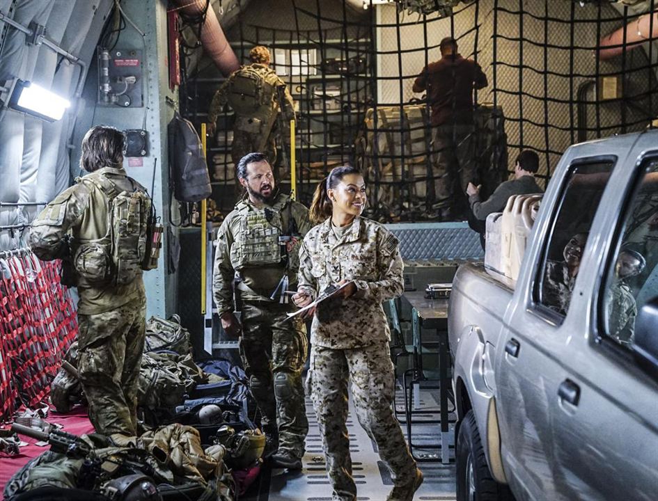 SEAL Team : Bild A.J. Buckley, Toni Trucks