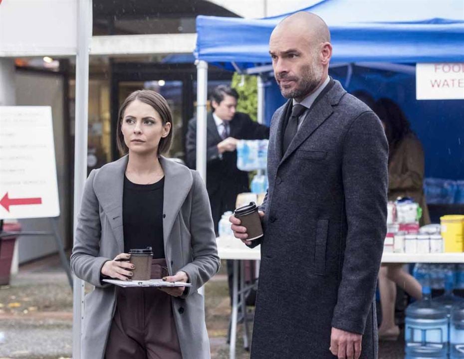 Arrow : Bild Willa Holland, Paul Blackthorne