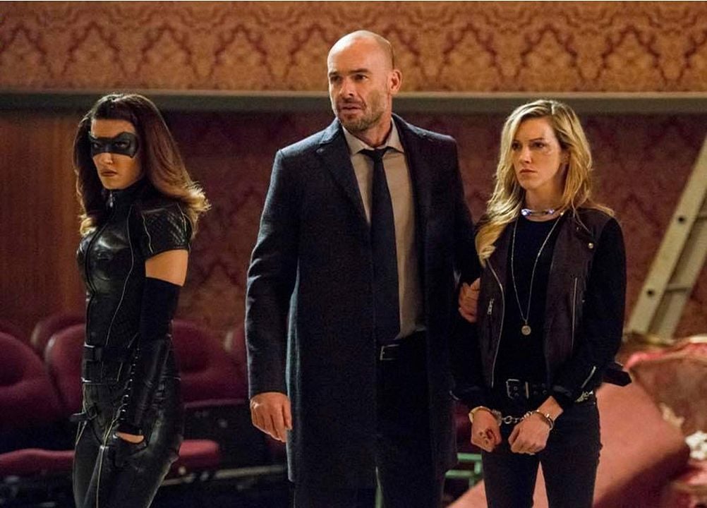 Arrow : Bild Juliana Harkavy, Katie Cassidy, Paul Blackthorne