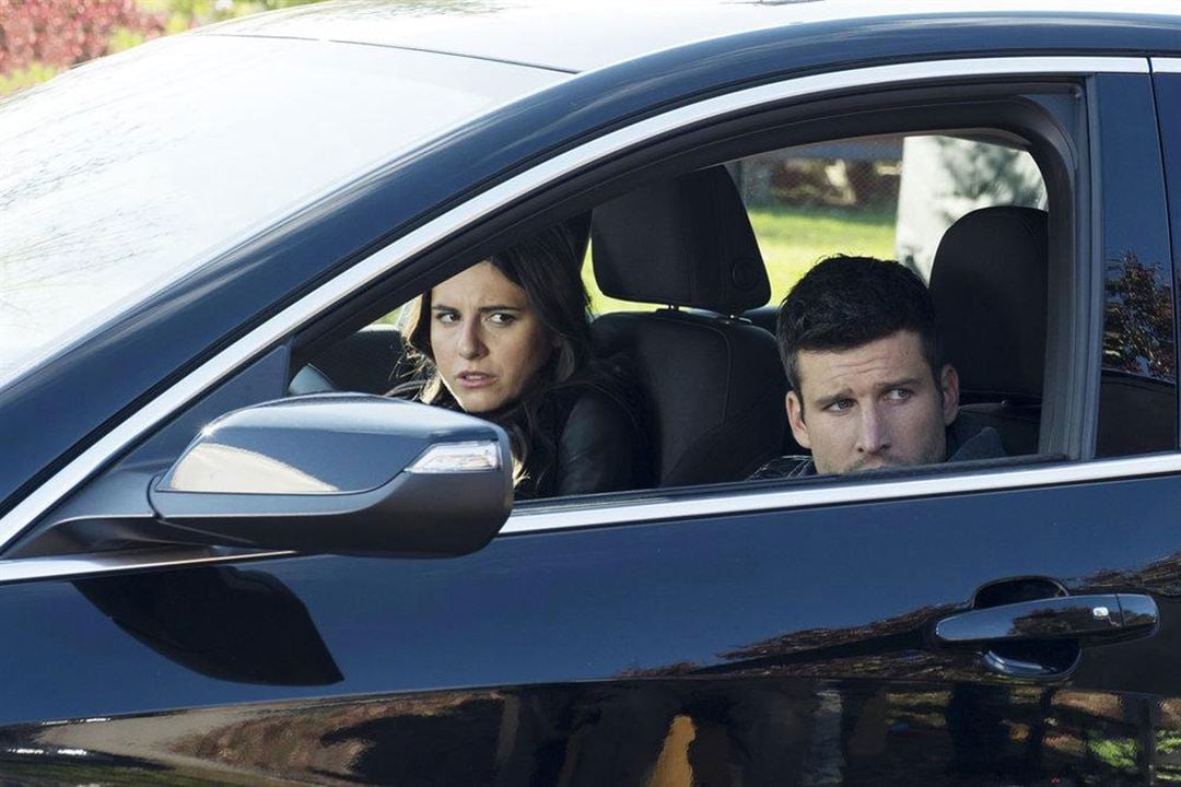 Imposters : Bild Marianne Rendón, Parker Young