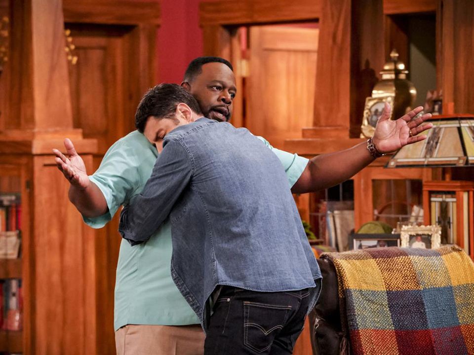 The Neighborhood : Bild Cedric The Entertainer, Max Greenfield