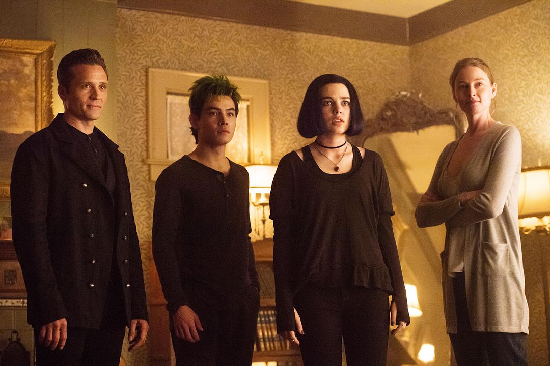 Titans : Bild Teagan Croft, Ryan Potter