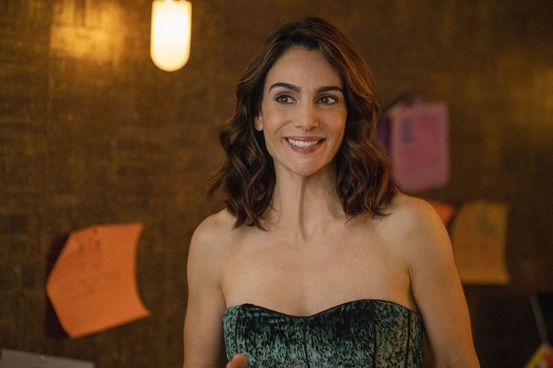 Friends From College : Bild Annie Parisse