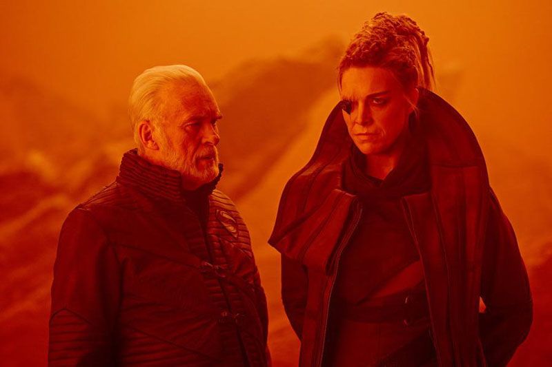 Krypton : Bild Hannah Waddingham, Ian McElhinney