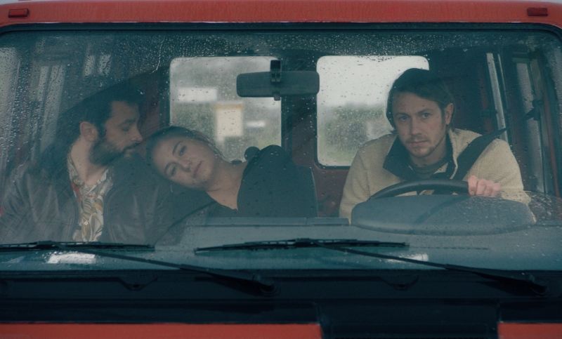 Debout sur la montagne : Bild Bastien Bouillon, William Lebghil, Izïa Higelin