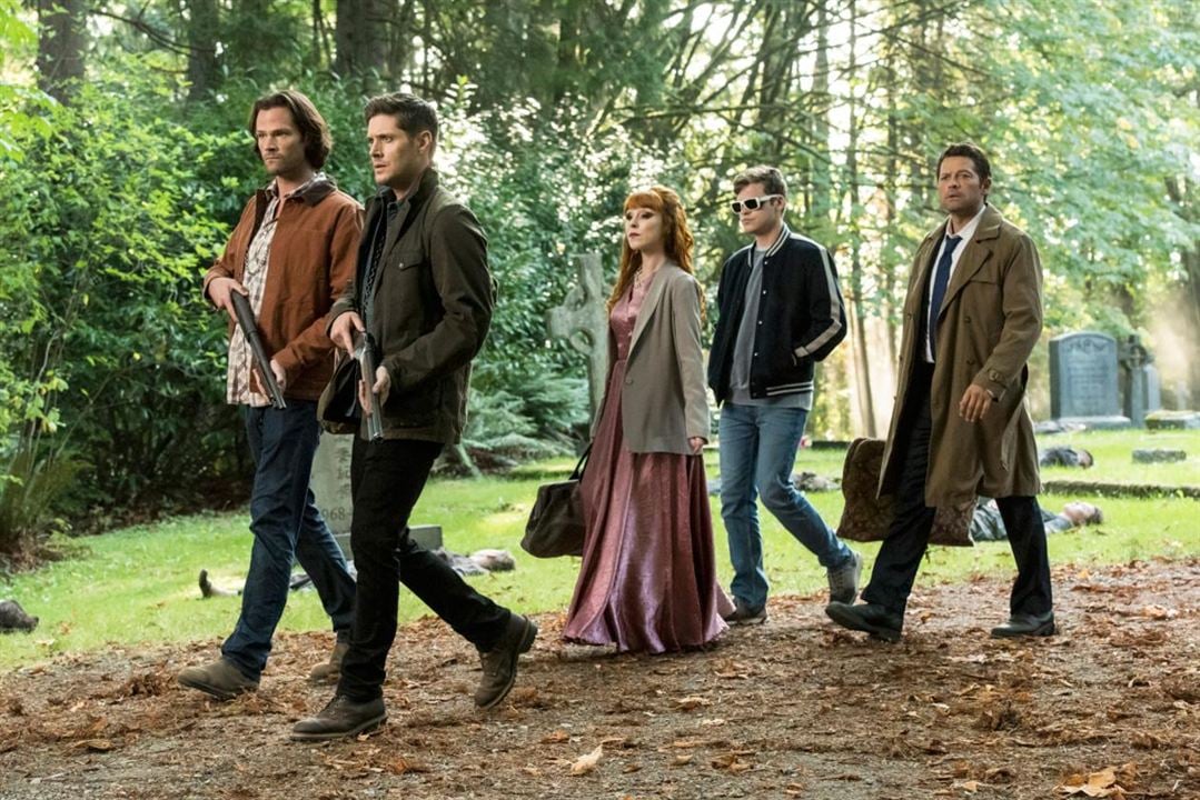 Supernatural : Bild Jared Padalecki, Ruth Connell, Jensen Ackles, Misha Collins, Alexander Calvert