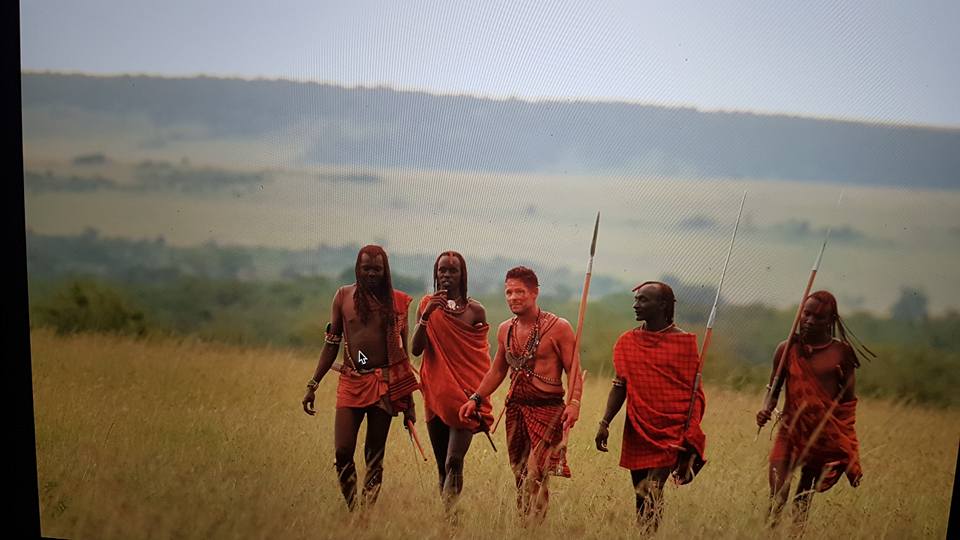 Der weiße Massai Krieger : Bild