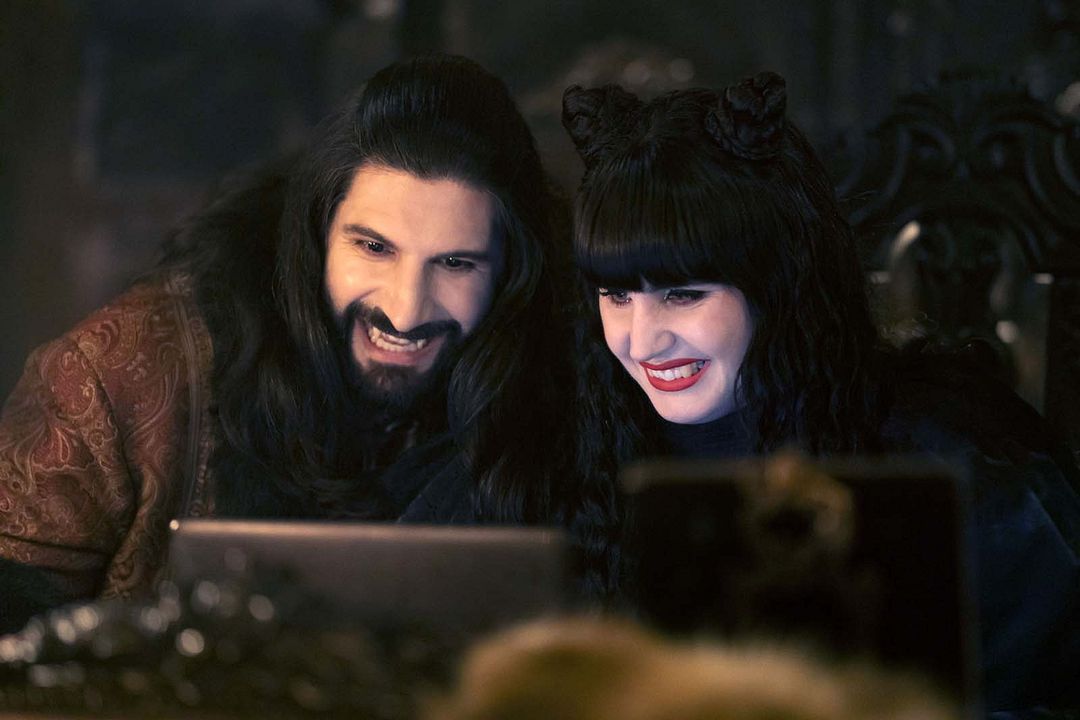 What We Do In The Shadows : Bild Kayvan Novak, Natasia Demetriou