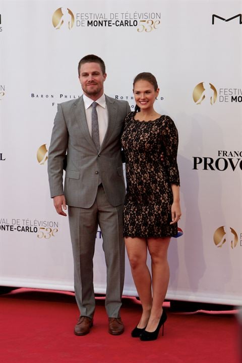 Bild Stephen Amell, Cassandra Jean Amell