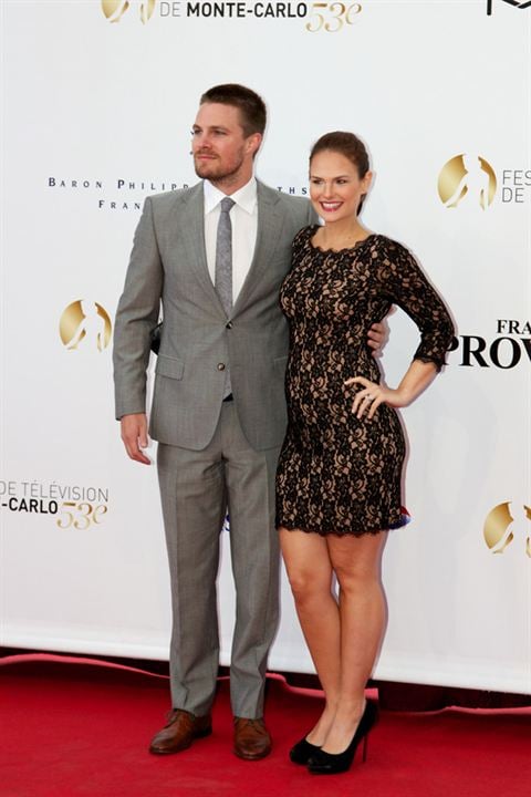 Bild Stephen Amell, Cassandra Jean Amell