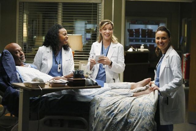 Grey's Anatomy - Die jungen Ärzte : Bild Jerrika Hinton, James Pickens Jr., Tessa Ferrer, Camilla Luddington