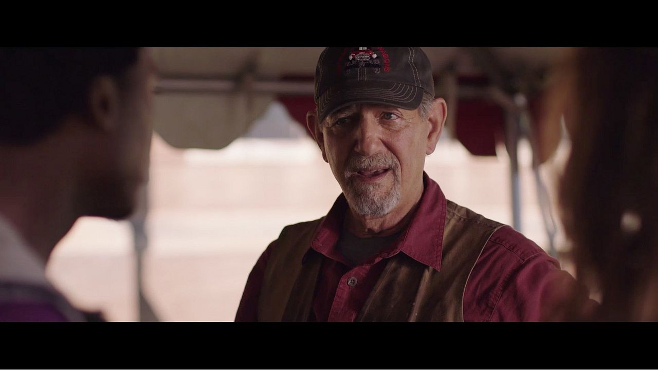 The Girl Who Believes In Miracles - Das Mädchen, das an Wunder glaubte : Bild Peter Coyote