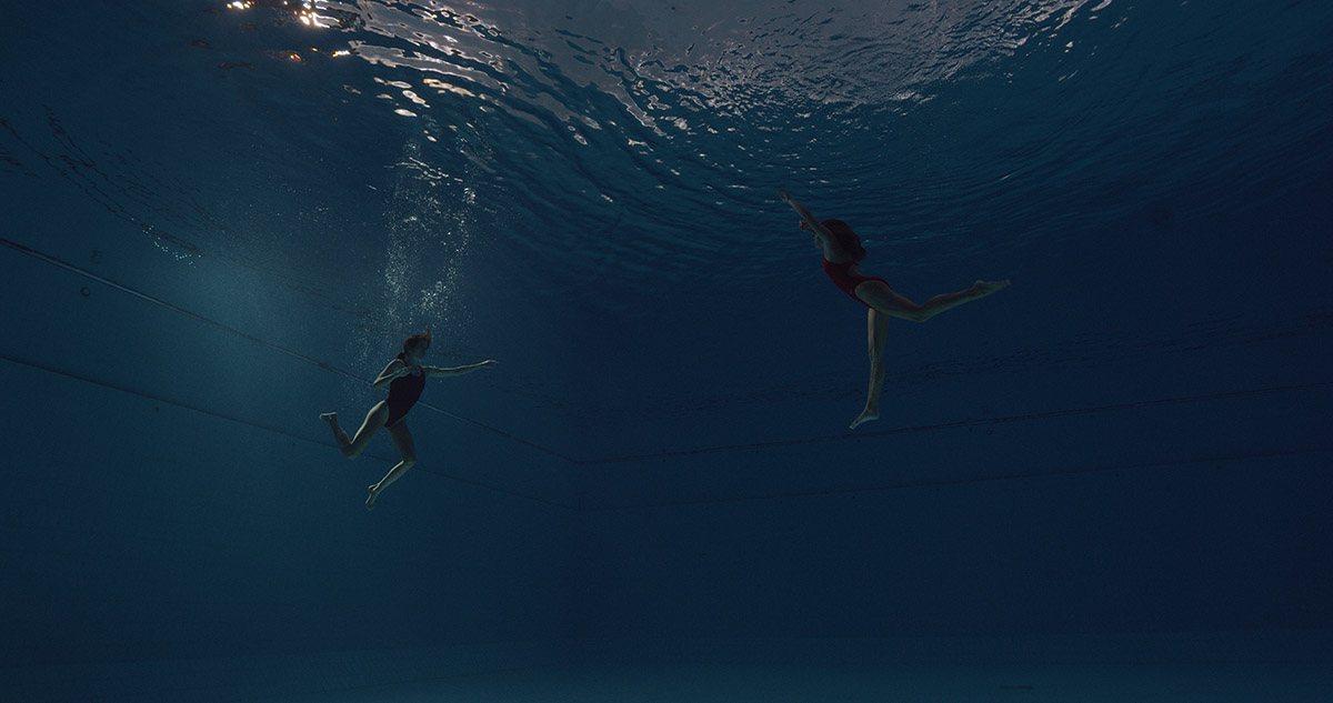 Dive : Bild Karla Souza, Dèja Ebergenyi