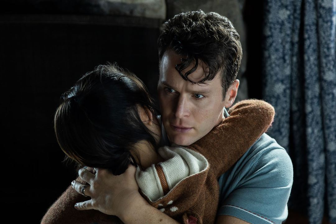 Knock At The Cabin : Bild Jonathan Groff (II), Kristen Cui