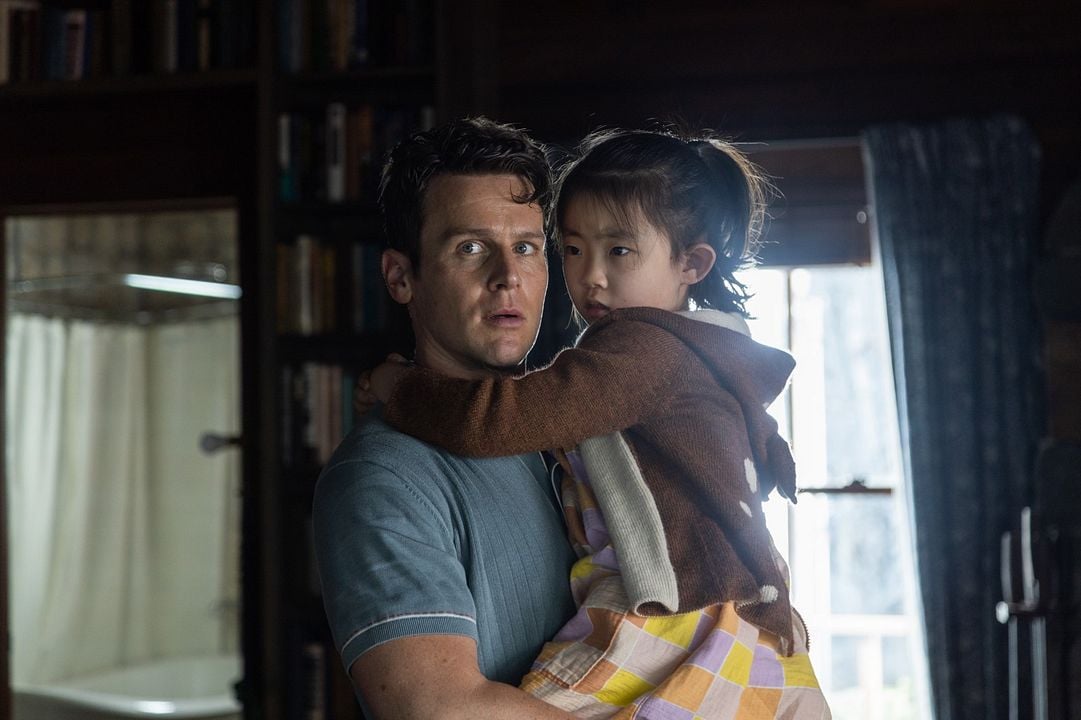 Knock At The Cabin : Bild Jonathan Groff (II), Kristen Cui
