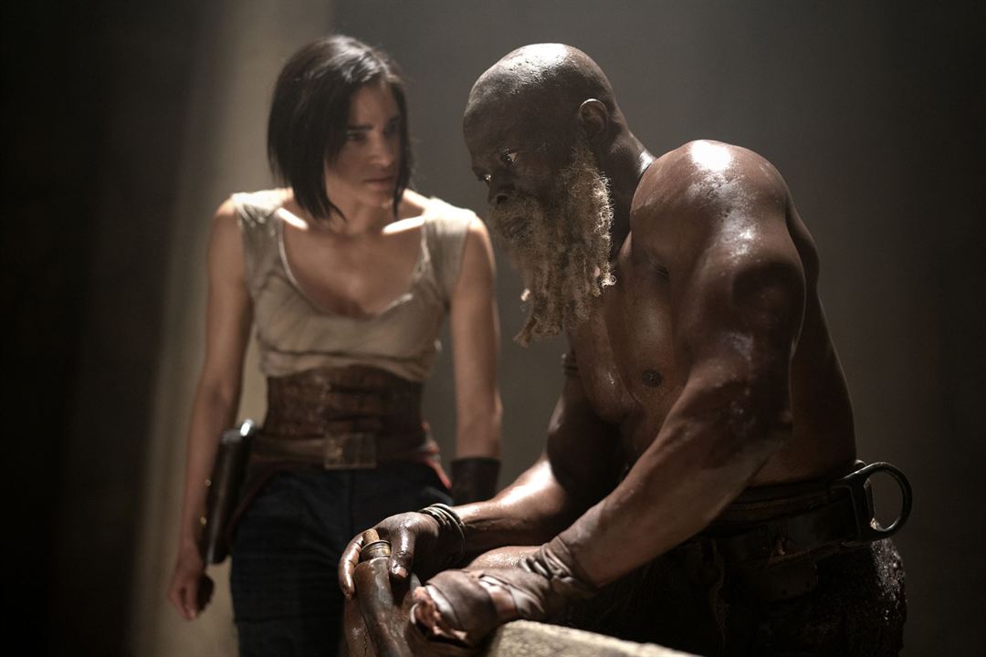 Rebel Moon - Teil 1: Kind des Feuers : Bild Djimon Hounsou, Sofia Boutella