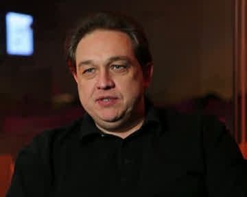 In einer vierteiligen Spezialausgabe unserer Reihe "FILMSTARTS trifft..." sprechen wir mit Experte Oliver Kalkofe über die deutsche und internationale Serien- und TV-Landschaft:


Teil 1: Alte Favoriten und aktuelle Lieblinge
Teil 2: Der internationale Markt vs. der deutsche Markt
Teil 3: Was läuft falsch im deutschen Fernsehen?
Teil 4: "Friends" oder "How I Met Your Mother"? - Oliver Kalkofes Serientipps
