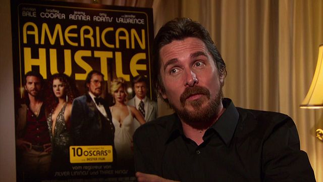 Christian Bale verrät, warum ihm seine Frisur in "American Hustle" nicht peinlich war. Regisseur David O. Russel redet über die Dinge, die seine Filme ausmachen.