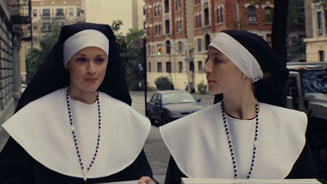 Eröffnungssequenz von "Violet &amp; Daisy" mit Alexis Bledel und Saoirse Ronan.