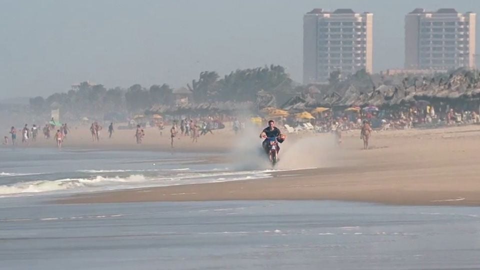 Futuro Beach Trailer Futuro Beach Trailer (2) DF FILMSTARTS.de